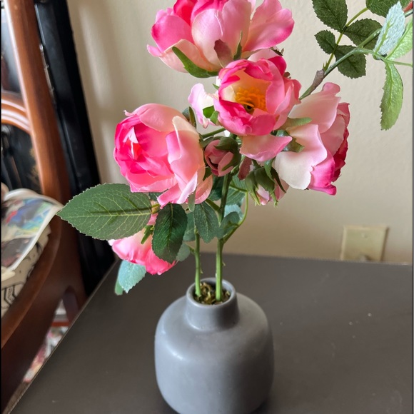 Beautiful fauxflowers in a small vase - Picture 2 of 2